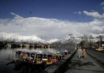 kashmir mountains receive snowfall