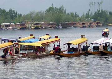 kashmir woos tourists with fortnight long fest