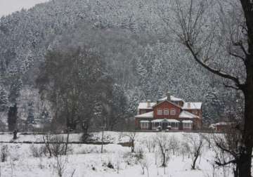 kashmir valley continues to shiver as cold wave persists