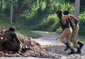 kashmir militant killed three soldiers injured