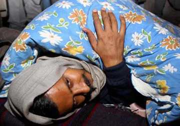 kejriwal spends the night on street threatens to flood rajpath with protesters