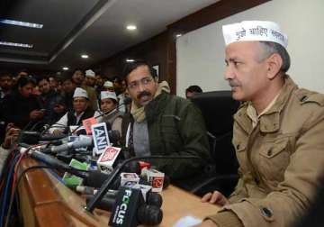 kejriwal threatens to cancel licences of power discoms if they resorted to power cuts