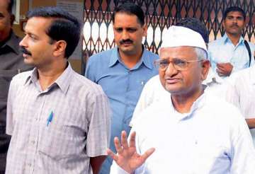 kejriwal meets hazare at ralegan siddhi