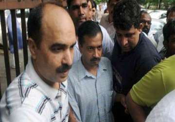 kejriwal says he s getting threats former supporters stage protest