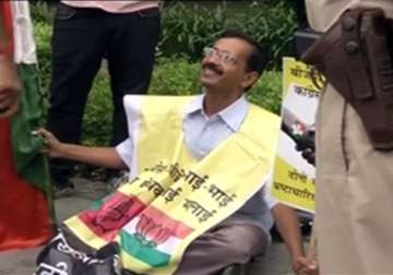 arvind kejriwal detained and released again delhi police lathicharge protesters