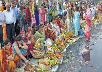 lakhs of devotees offer chhath pooja on yamuna bank in delhi