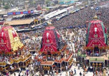 lakhs of devotees throng puri rathyatra