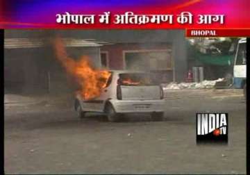 lathicharge teargas after bhopal residents resist demolition