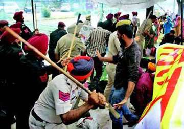 lawyers clash with police near punjab raj bhavan