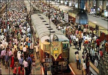 local train services in mumbai thane delayed