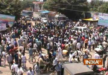 locals protest against severe power cut in bijnor