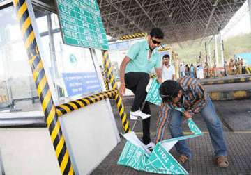 mns activists vandalize thane toll plaza in raj thackeray s presence