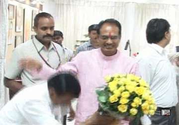 mp cm avoids taking birthday bouquet from dhruv narayan singh