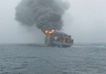 major fire in ship mv mol comfort off mumbai sea coast