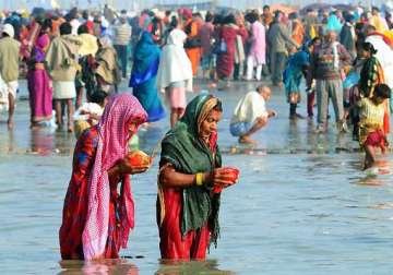 makar sankranti more than 6 lakhs take holy dip at gangasagar