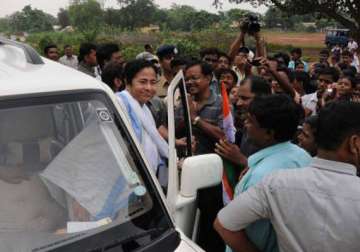 mamata asks maoists to lay down arms