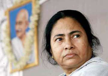 mamata not to accompany pm to dhaka