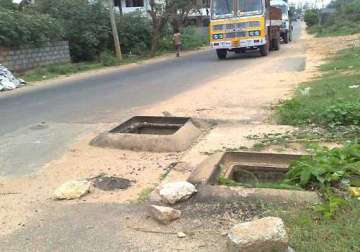 man falls to death into pit in bangalore