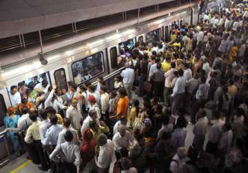 man held for stealing cash in delhi metro