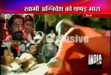 man slaps swami agnivesh for amarnath remark