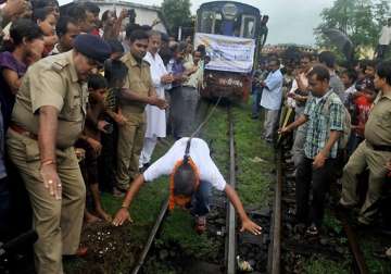 man uses his hair to pull darjeeling himalayan train