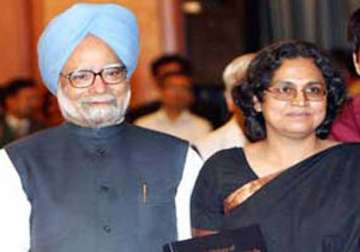 manmohan singh s daughter wanted him to quit after rahul outburst