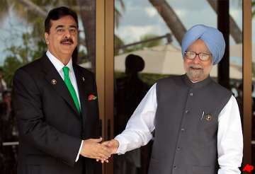 manmohan meets gilani both agree to conduct trade on mfn basis