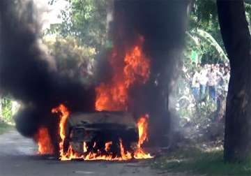 maruti 800 petrol car gutted in punjabi bagh delhi
