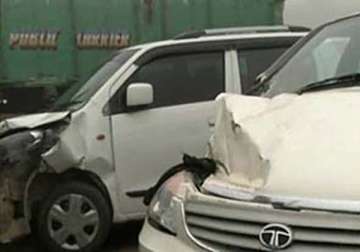 massive pile up of 20 vehicles on yamuna expressway 1 killed 30 injured