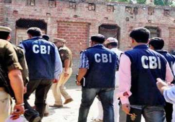 mentally deranged man pelted stones on cbi vehicle detained