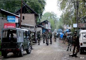 militants attack police party in kashmir six injured