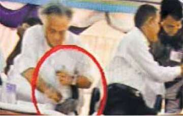 minister jairam ramesh wipes shoes with khadi garland