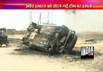 mob torches cars tractor as gurgaon municipal staff start demolition drive
