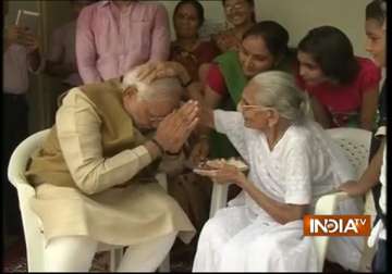 modi takes mother s blessings before taking up pm s post