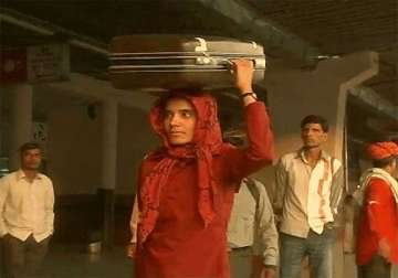 mother of three becomes first woman porter in rajasthan