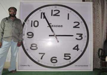 mother s failing eyesight prompted son to design 6 ft diameter clock