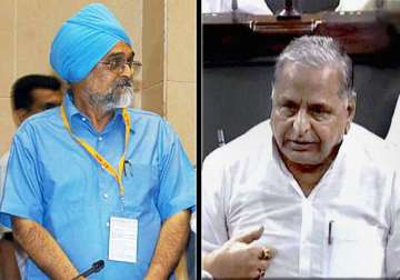 mulayam demands removal of montek from planning commission