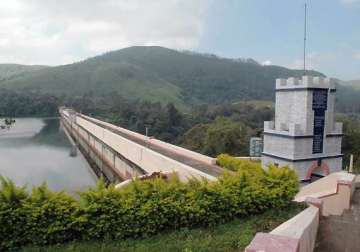 mullaperiyar row centre invites tn kerala for talks