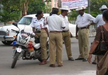 mumbai traffic cop assaulted by mlas transferred