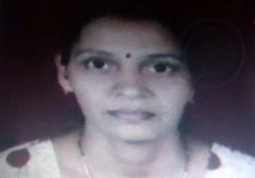 mumbai woman dies after thief pulls her with a hook from local train