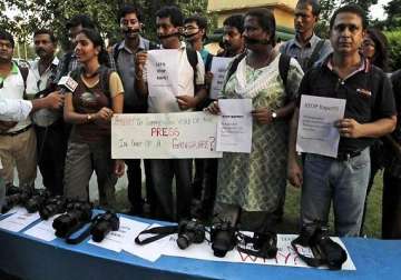 mumbai women journalists meet governor demand security