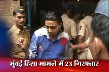 mumbai mob stole 2 police slrs one pistol