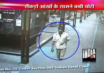 mumbai police releases cctv footage to track baby lifter