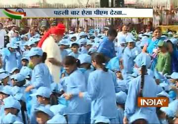 narendra modi interacts with school children on i day