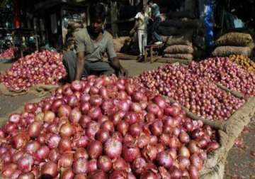 nashik onion farmers show black flags to delhi apmc chief