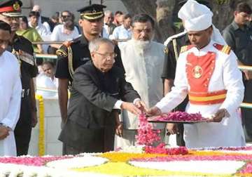 nation pays homage to gandhi on 65th death anniversary