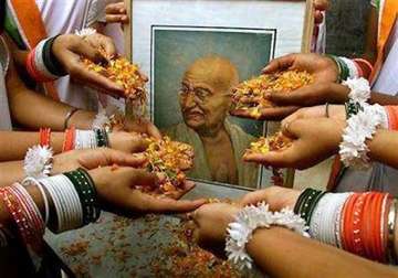 nation pays tributes to mahatma gandhi