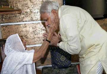 nawaz sharif s mother got emotional seeing narendra modi s pictures with mother