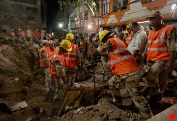 7 dead in old delhi building collapse 5 still critical