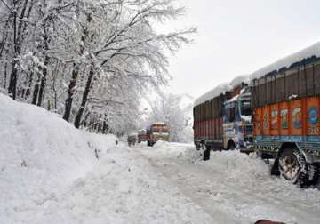 nearly 500 people stuck on jammu srinagar highway due to snowfall